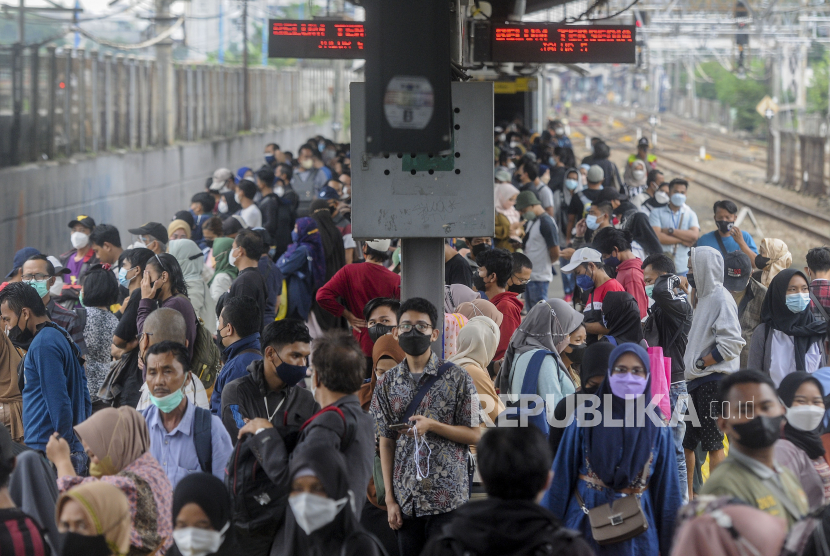 Sejumlah penumpang menunggu kedatangan KRL di Stasiun Tanah Abang, Jakarta. Pemprov DKI menargetkan menambah jalur Stasiun Tanah Abang pada akhir 2023.