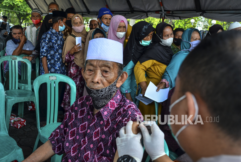 Sejumlah warga berusia lanjut mengikuti vaksinasi COVID-19 pada pelaksanaan gerai Vaksinasi Presisi di Alun-alun Ciamis, Jawa Barat, Rabu (8/12/2021). Pemerintah menargetkan capaian vaksinasi COVID-19 dosis pertama bagi orang lanjut usia (lansia) sebanyak 21.553.118 orang dan baru mencapai 11.727.829 orang atau 54,41 persen. 