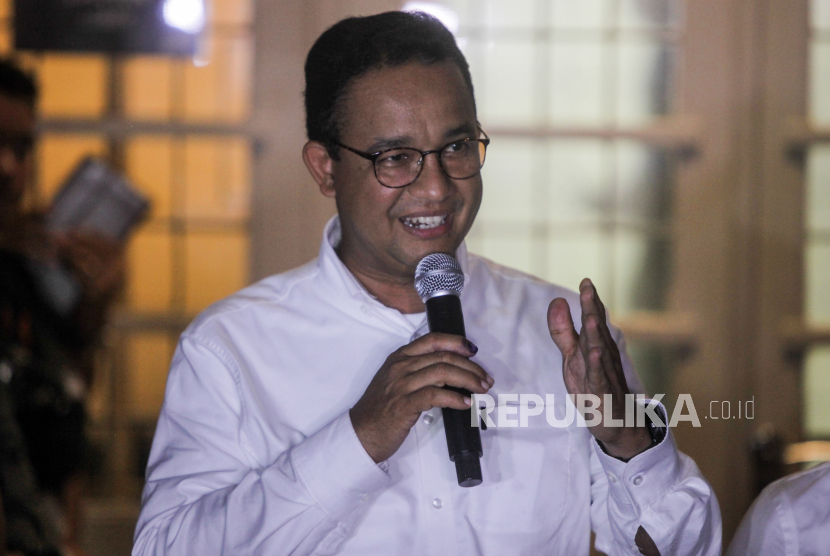 Calon Presiden nomor urut 1 Anies Baswedan menyampaikan keterangan pers di posko pemenangan di Jalan Diponegoro, Menteng, Jakarta, Rabu (14/2/2024). 