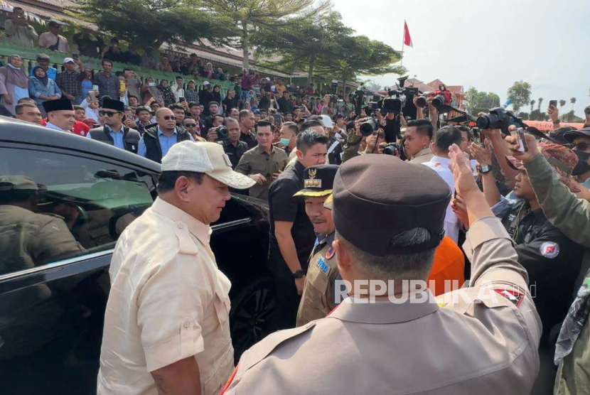 Capres no urut 2 Prabowo Subianto saat menyambangi posko evakuasi korban erupsi Marapi di Sumatra Barat. Dalam agenda kampanye, Prabowo berharap dapat kembali menang di Sumbar.