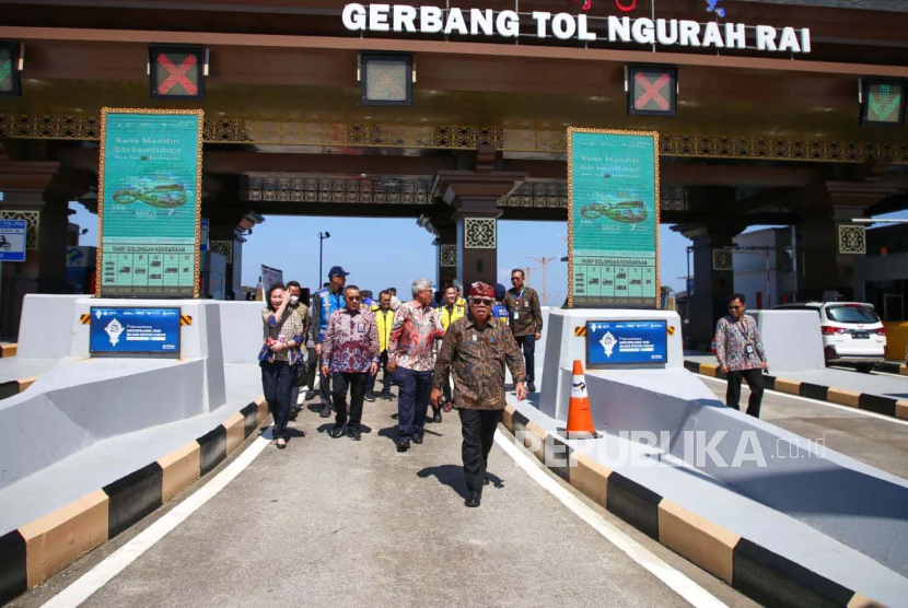 Menteri Pekerjaan Umum dan Perumahan Rakyat (PUPR) Basuki Hadimuljono meninjau simulasi penerapan sistem transaksi tol nontunai nirsentuh atau Multi Lane Free Flow (MLFF) di Jalan Tol Bali-Mandara, Rabu (22/11/2023). 