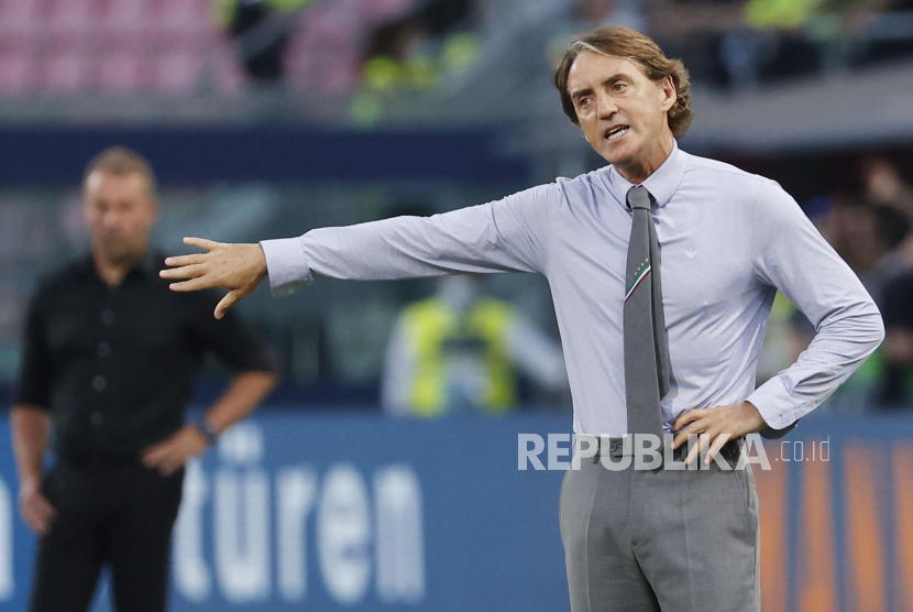 Pelatih Italia Roberto Mancini bereaksi selama pertandingan sepak bola UEFA Nations League Italia vs Jerman di Stadion Renato Dall'Ara, Bologna, Italia, Ahad (5/6/2022) dini hari WIB.