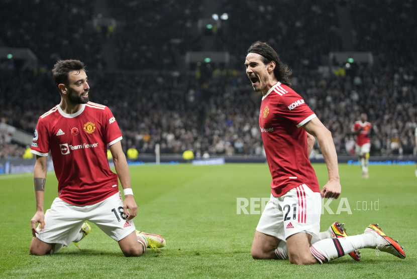  Pemain Manchester United Edinson Cavani, kanan, merayakan setelah mencetak gol kedua timnya pada pertandingan sepak bola Liga Inggris antara Tottenham Hotspur dan Manchester United di Stadion Tottenham Hotspur di London, Ahad (31/10). 