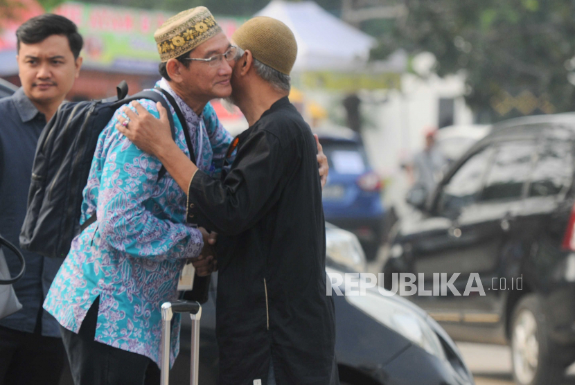Calon jamaah haji berpamitan dengan keluarganya di Asrama Haji Pondok Gede, Jakarta, Selasa (23/5/2023). 