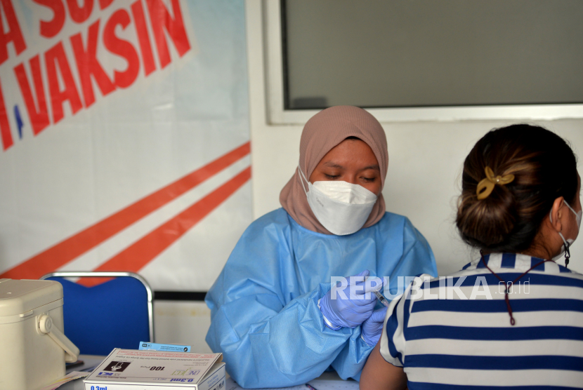Warga mengikuti vaksinasi Covid-19 booster di Klinik Mediska Yogyakarta,.