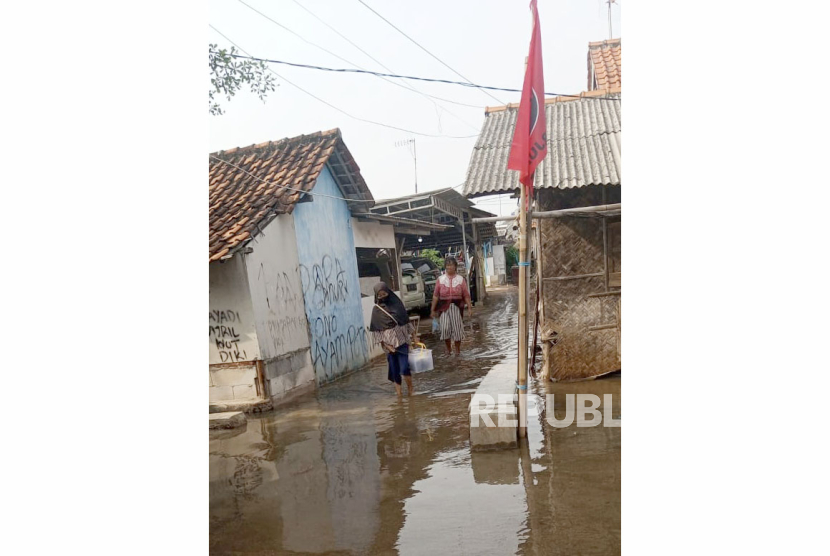 Banjir rob melanda desa di wilayah Kecamatan Kandanghaur, Kabupaten Indramayu, Jawa Barat, Senin (25/12/2023). 