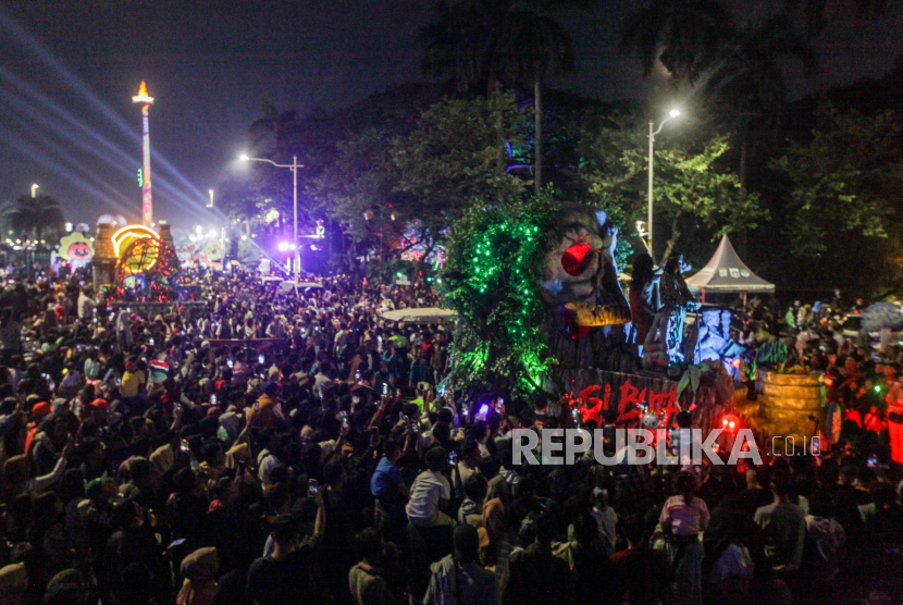 Warga menyaksikan parade Jakarnaval saat gelaran Car Free Night di kawasan Monas, Jakarta, Ahad (31/12/2023). Dalam rangka menyambut perayaan Tahun Baru 2024, Pemerintah Provinsi (Pemprov) DKI Jakarta menghadirkan sejumlah atraksi di antaranya 3D video mapping, konfigurasi drone, water mist, Jakarnaval, serta belasan panggung hiburan di sepanjang Jalan Sudirman-Thamrin.