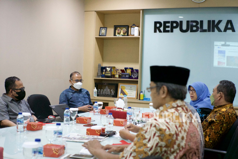 Sekretaris panitia muktamar muhammadiyah ke-48, Dr. M. Nurul Yamin., Drs., M.Si, (kedua) kanan,berkunjung ke kantor Republika. Kunjungan dalam rangka silaturahmi, Jakarta,Kamis (11/08/22).