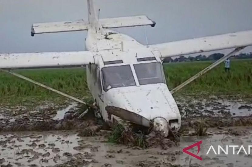 Pilot duga mesin pesawat terganggu sehingga jatuh di Karawang Jabar.
