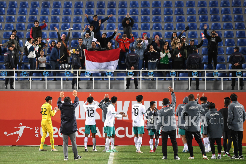 Para pemain Timnas U-20 Indonesia dan ofisial menemui para suporter Indonesia seusai memenangi pertandingan melawan Timnas U-20 Suriah dalam kualifikasi Grup A Piala Asia U-20 di Stadion Lokomotiv, Tashkent, Uzbekistan, Sabtu (4/3/2023). Timnas U-20 Indonesia berhasil menang 1-0 atas Timnas U-20 Suriah. 