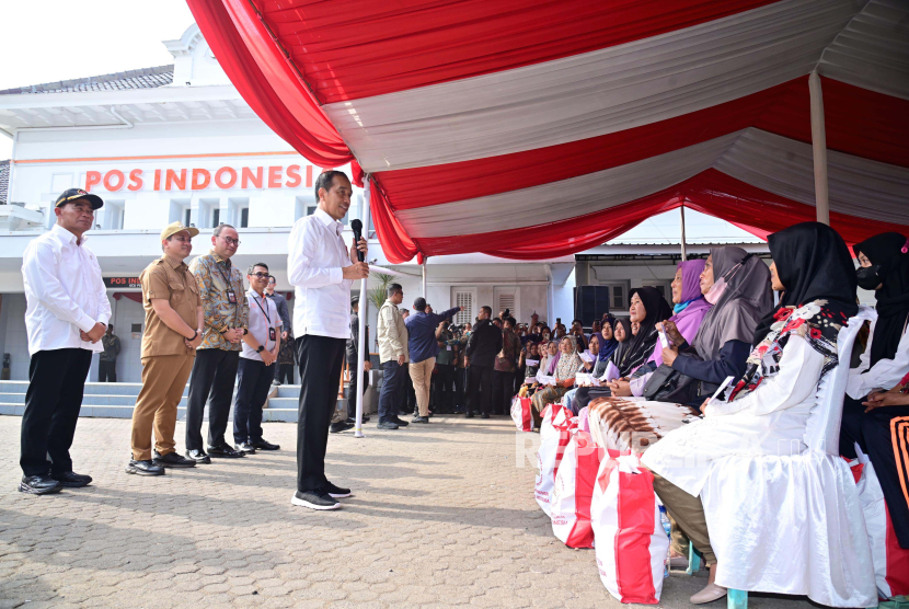 Presiden Joko Widodo (Jokowi) menyalurkan bantuan langsung tunai (BLT) El Nino kepada sejumlah penerima manfaat di Kantor Pos Pekalongan, Kota Pekalongan, Jawa Tengah, Rabu (13/12/2023). 