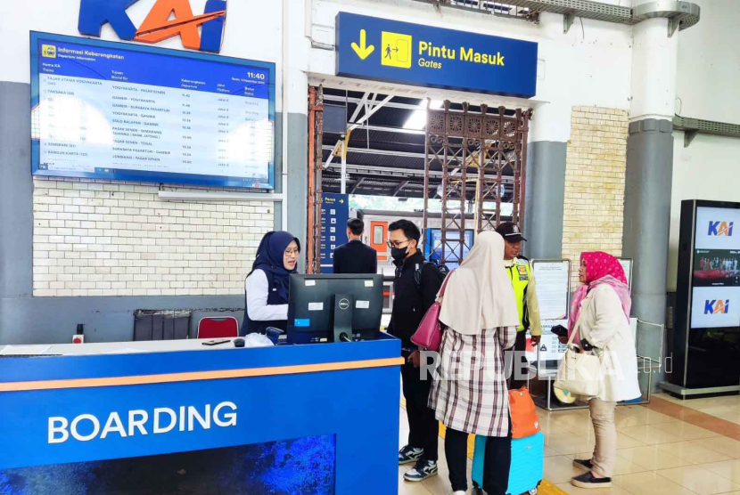 Current situation at Cirebon Station, Monday (4/12/2023). Travel of a number of buses in the Daop 3 Cirebon region was disrupted by a landslide that occurred on the railway line in the Daop 5 Purwokerto area.