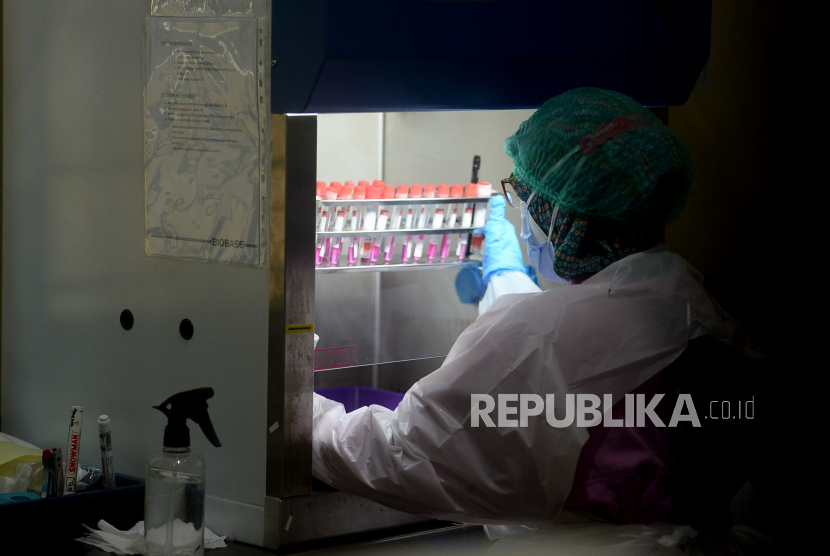 Petugas mengecek spesimen tes usap PCR di Labkesda Kota Depok, Jawa Barat, Jumat (2/10). Dalam sehari Labkesda tersebut mampu menerima 250 spesimen tes usap PCR yang berasal dari puskesmas dan rumah sakit di wilayah depok.Prayogi/Republika