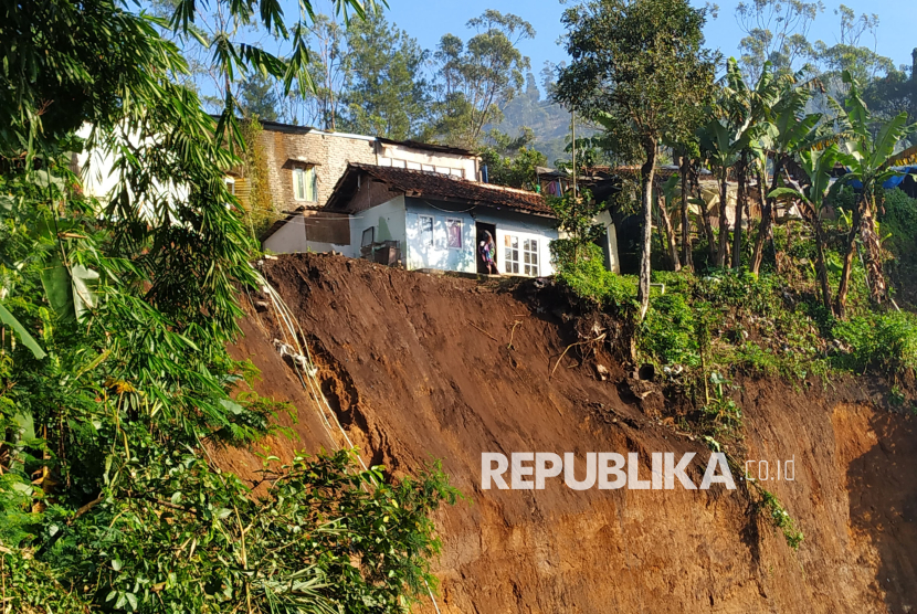 Sebuah rumah pinggir tebing yang longsor di Kampung Ciburial RW 04, Desa Cibogo, Kecamatan Lembang, Kabupaten Bandung Barat, Kamis (15/5/2025). Dalam peristiwa itu delapan orang warga menjadi korban. Mereka tertimpa material longsor dari sebuah tebing setinggi 25 meter saat hujan deras mengguyur wilayah tersebut, Rabu (14/5/2025) malam.