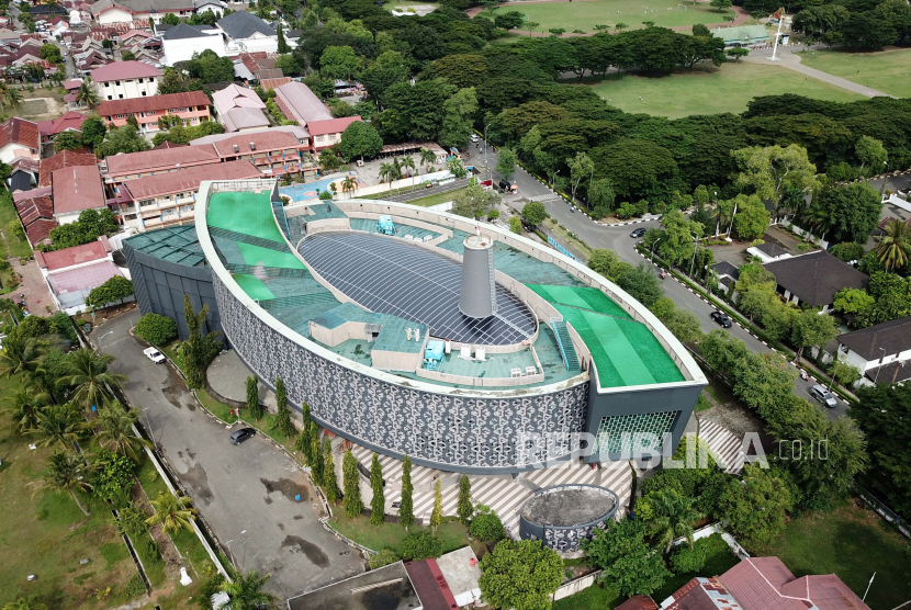 Foto udara Museum Tsunami Aceh di Banda Aceh. Museum tsunami Aceh hasil rancangan arsitek Indonesia Ridwan Kamil tersebut merupakan sebuah struktur empat lantai dengan luas 2.500 meter yang dibangun untuk mengenang korban bencana tsunami Aceh pada 26 Desember 2004 sekaligus menjadi pusat edukasi tentang keselamatan dan pusat evakuasi jika terjadi bencana. 