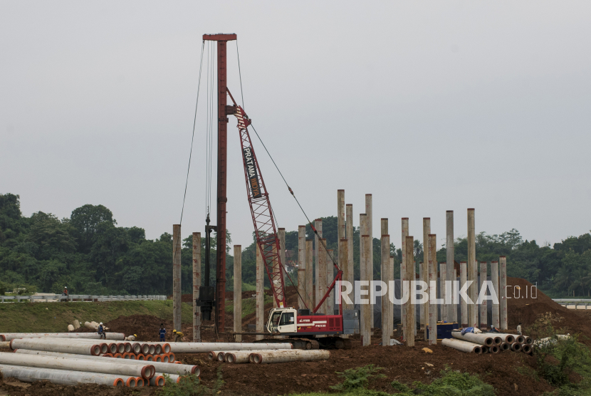 Pekerja menyelesaikan proyek pembangunan tol Serang-Panimbang di Rangkasbitung, Lebak, Banten. Pembangunan infrastruktur sangat berdampak besar untuk pertumbuhan ekonomi. 
