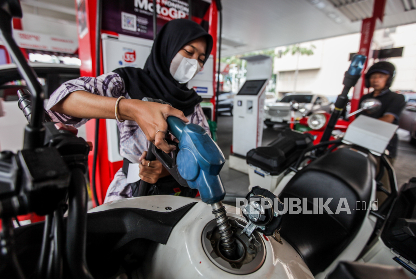 Petugas Stasiun Pengisian Bahan Bakar Umum (SPBU) saat mengisi Bahan Bakar Minyak (BBM) nonsubsidi di Jakarta, Senin (2/10/2023). PT Pertamina (Persero) resmi melakukan penyesuaian harga BBM non-subsidi pada 1 Oktober 2023 untuk jenis Pertamax, Pertamax Turbo, Dexlite, Pertamina Dex, dan Pertamax Green 95 dengan kenaikan antara Rp700 hingga Rp1.000 per liter.