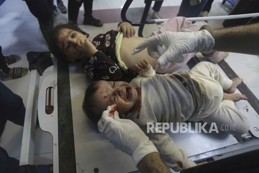Anak-anak Palestina yang terluka menerima perawatan di rumah sakit al-Shifa, menyusul serangan udara Israel di Kota Gaza, Jalur Gaza tengah, Senin, 23 Oktober 2023.