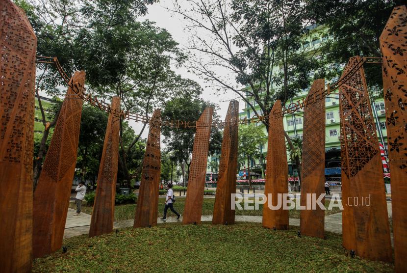 Warga berjalan di dekat instalasi Taman A saat peresmiannya di Kebayoran Baru, Jakarta Selatan. Pemkot Jaktim mempercantik jalur yang akan dilewati tamu KTT ASEAN.