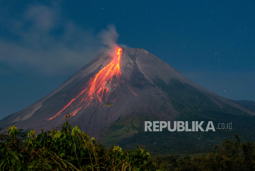 Guguran lava pijar Gunung Merapi terlihat dari Turi, Sleman, DI Yogyakarta, Ahad (21/7/2024). Menurut data BPPTKG periode pengamatan 21 Juli 2024 pukul 00.00 - 24.00 WIB Gunung Merapi yang berstatus siaga (level III) itu mengalami 31 kali guguran lava pijar dengan jarak luncur maksimal 1.600 meter ke arah barat daya. 