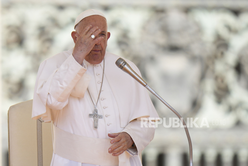 Paus Fransiskus menyampaikan pidatonya pada audiensi umum mingguannya di Lapangan Santo Petrus, Vatikan, Rabu, 12 Juni 2024.