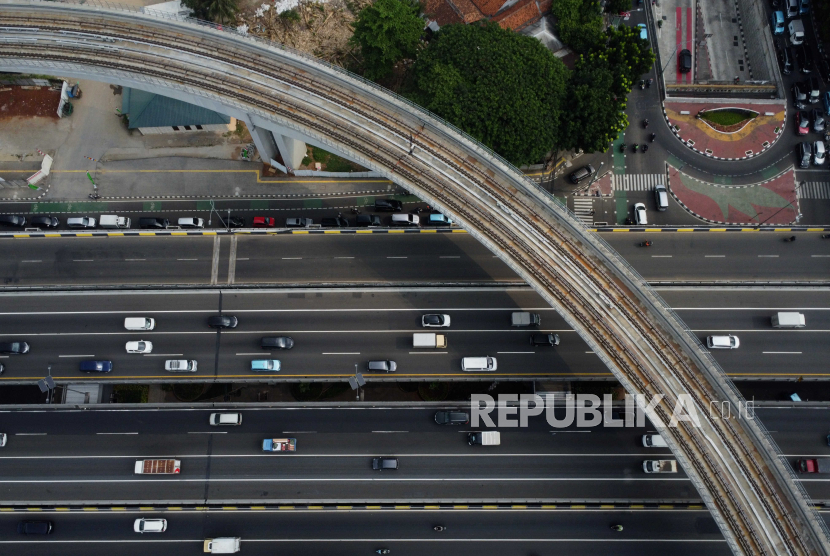 Konstruksi jembatan lengkung longspan Light Rail Transit Jabodebek di kawasan Kuningan, Jakarta Selatan, Kamis (3/8/2023). 