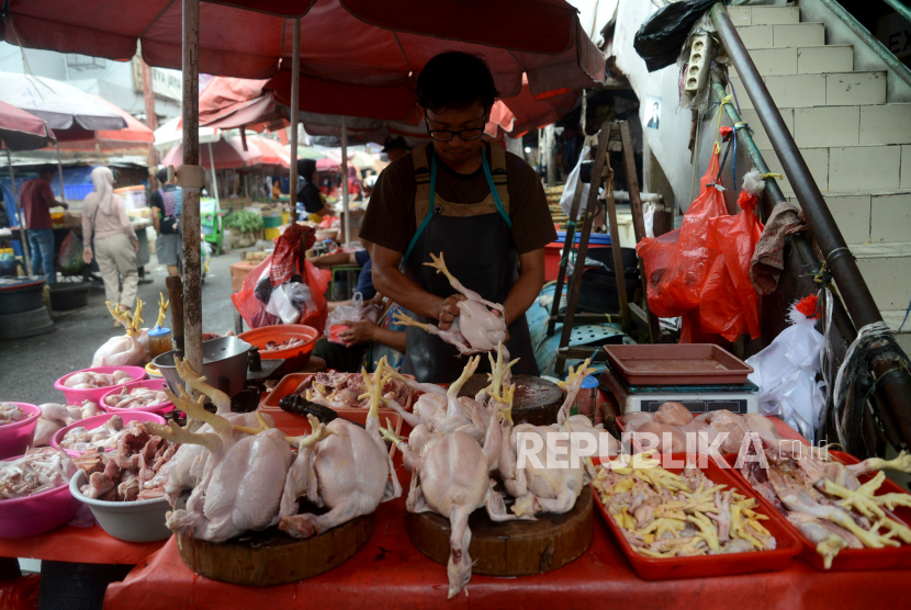 Pedagang ayam melayani pembeli di Pasar Kebayoran, Jakarta, Senin (3/7/2023). 