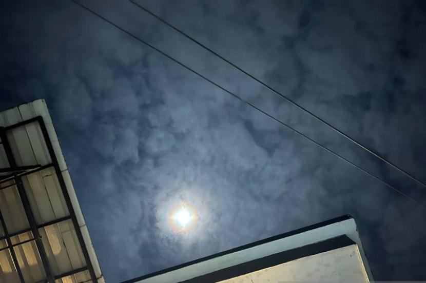 BMKG jelaskan gerhana bulan di Kepri terlihat meski langit berawan.