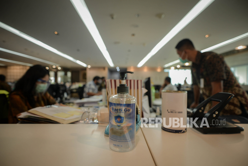 Fasilitas hand sanitizer tersimpan di salah satu perkantoran di Jakarta, Senin (14/9). Kapasitas perkantoran baik pemerintahan atau swasta di DKI Jakarta dibatasi hingga 25 persen dan hanya sebelas bidang usaha yang diperbolehkan beroperasi dengan pembatasan jumlah 50 persen selama dua pekan dari Senin (14/9) hingga (27/9) mendatang. Republika/Thoudy Badai.