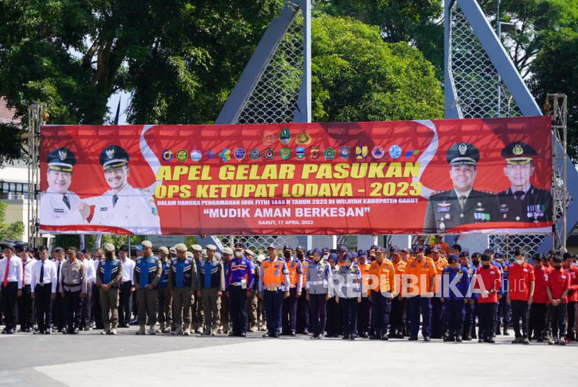 Apel Gelar Pasukan Operasi Ketupat Lodaya 2023 yang dilaksanakan di Alun-Alun Garut, Kecamatan Garut Kota, Kabupaten Garut, Jawa Barat, Senin (17/4/2023). 