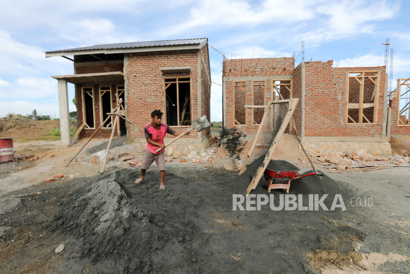Pekerja menyelesaikan pembangunan rumah subsidi di Banda Aceh. Kementerian PUPR mendorong masyarakat memanfaatkan insentif PPN perumahan.