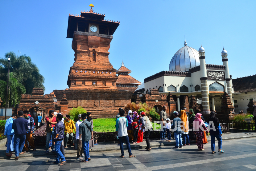 Wisatawan mengunjungi Masjid Menara Kudus di Kudus, Jawa Tengah, Senin (29/6/2020). Obyek wisata religi favorit warga kawasan Pantura untuk berziarah makam Sunan Kudus yang berada di sebelah barat masjid itu mulai ramai dikunjungi wisatawan dan pedagang dengan menerapkan protokol kesehatan guna meminimalisir penyebaran COVID-19. ANTARA FOTO/Yusuf Nugroho/wsj.