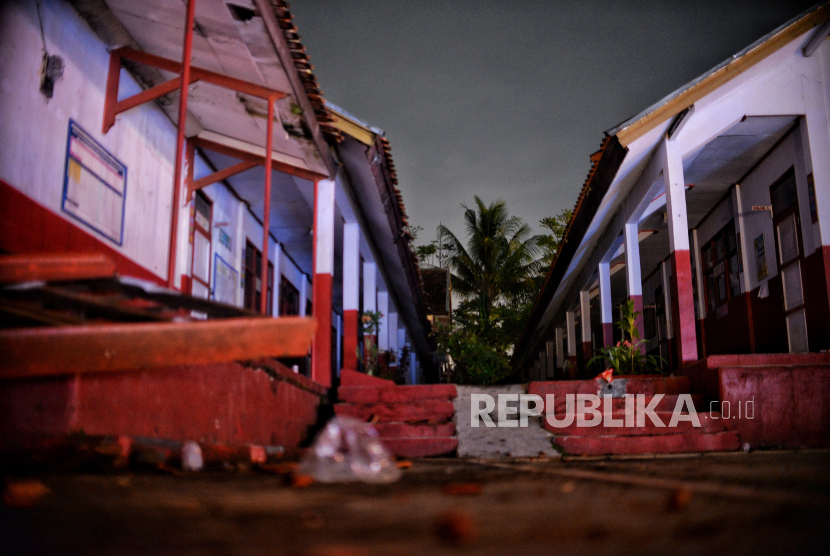 Suasana SD Negeri Gasol yang rusak akibat gempa di Desa Gasol, Kecamatan Cugenang, Kabuoaten Cianjur, Jawa Barat, Ahad (26)7/11/2022). Badan Nasional Penanggulangan Bencana (BNPB) mencatat, sebanyak 526 infastruktur rusak, yakni 363 bangunan sekolah, 144 tempat ibadah, 16 gedung perkantoran, dan tiga fasilitas kesehatan. Sedangkan jumlah rumah warga yang rusak sebanyak 56.320 unit. 