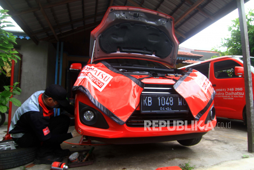Seorang teknisi Astra Daihatsu Mobil Service memperbaiki mobil pelanggan di rumah, di Pontianak, Kalimantan Barat. Kinerja keuangan PT Astra International Tbk tercatat masih melemah pada kuartal I 2021. Pasalnya, pendapatan dan laba bersih grup Astra di awal tahun tersebut lebih rendah dibandingkan periode yang sama tahun lalu.