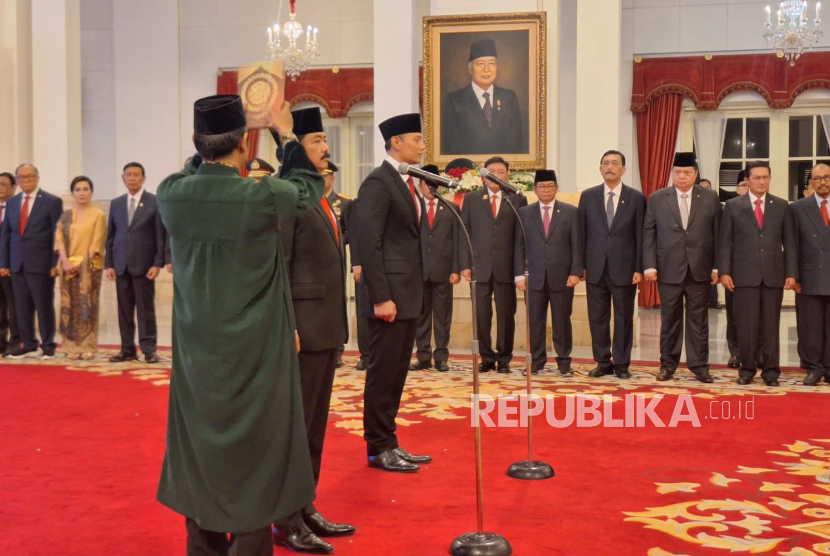 Presiden Jokowi saat melantik Agus Harimurti Yudhoyono sebagai Menteri ATR/Kepala BPN dan melantik Hadi Tjahjanto sebagai Menko Polhukam di Istana Negara, Jakarta, Rabu (21/2/2024).