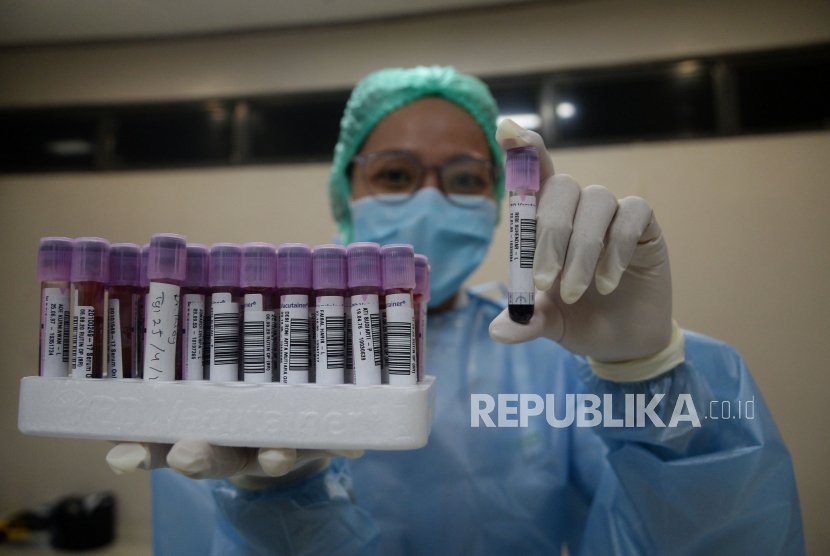 Petugas medis menunjukan sampel darah milik para awak sebuah rumah sakit di Jakarta yang mengikuti rapid test serelogy. (ilustrasi)