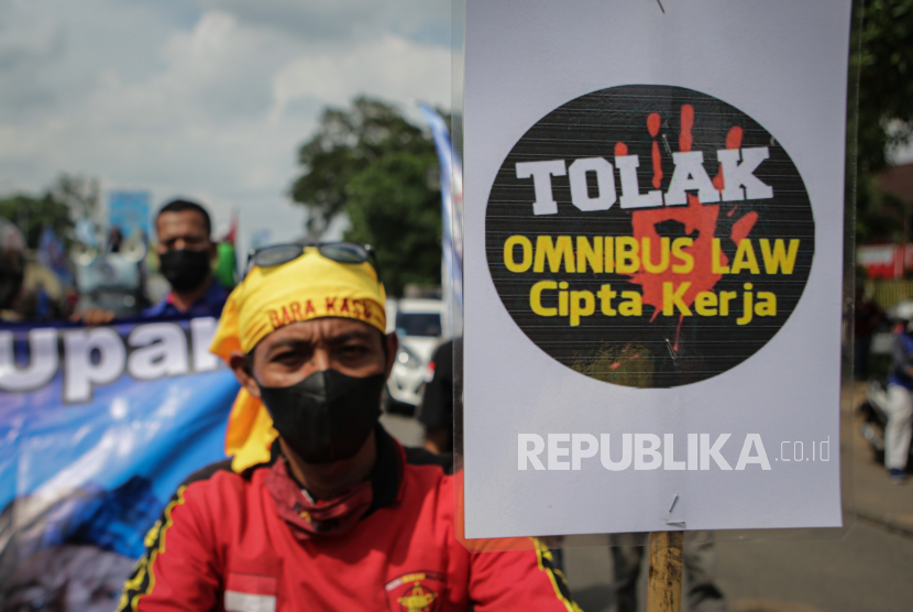 Sejumlah buruh melakukan konvoi menuju kantor Pemerintahan Kota Tangerang saat aksi di Tanah Tinggi, Kota Tangerang, Provinsi Banten, Kamis (18/11/2021). 