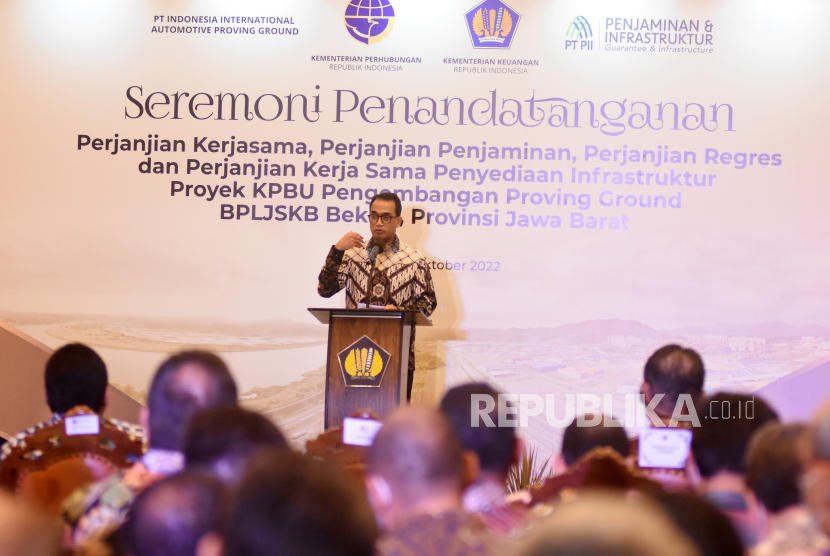 Menteri Perhubungan Budi Karya Sumadi memberikan sambutan seusai penandatanganan perjanjian kerjasama di Jakarta, Senin (31/10/2022).