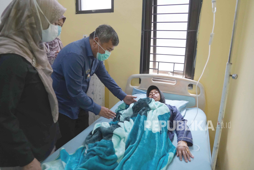 Bupati Garut Rudy Gunawan menjenguk warga yang mengalami gejala keracunan di Puskesmas Cilawu, Kabupaten Garut, Jawa Barat, Selasa (10/10/2023). 