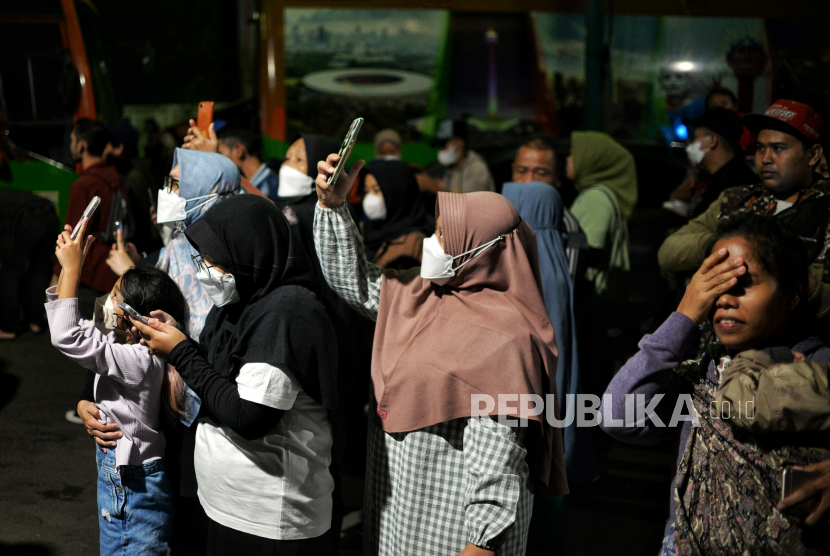 Warga menyaksikan pesta kembang api untuk merayakan malam pergantian tahun 2024. Polres Meto Jakarta Barat menerjunkan 964 personel untuk mengawal pergantian tahun.