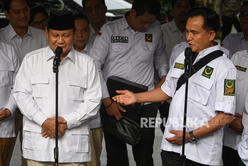 Ketua Umum Partai Gerindra Prabowo Subianto (depan, kiri) bersama Ketua Umum Partai Bulan Bintang (PBB) Yusril Ihza Mahendra (kanan) didampingi sejumlah pimpinan kedua partai politik memberikan keterangan kepada wartawan usai melakukan pertemuan di kediaman Prabowo di Jalan Kertanegara, Jakarta, Kamis (6/4/2023). Pertemuan tersebut merupakan silaturahmi sekaligus penjajakan koalisi antara Gerindra dan PBB pada Pemilu 2024. 
