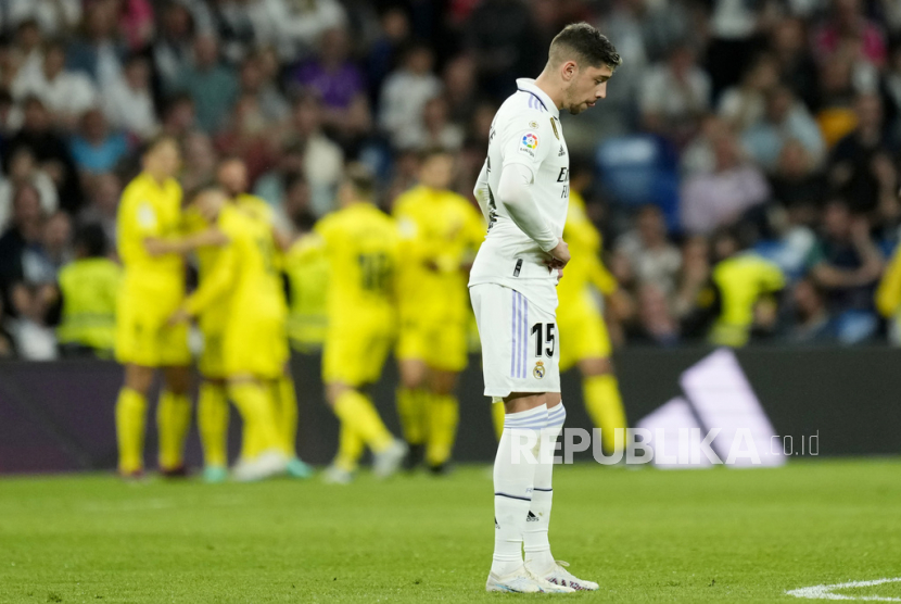 Reaksi pemain Real Madrid Federico Valverde setelah pemain Villarreal Jose Luis Morales mencetak gol kedua timnya pada pertandingan sepak bola La Liga Spanyol antara Real Madrid dan Villarreal di stadion Santiago Bernabeu di Madrid, Ahad (9/4/2023) dini hari WIB.