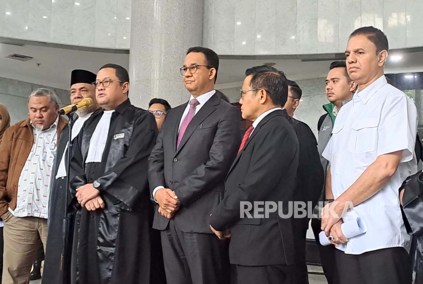 Tim Anies Baswedan-Muhaimin Iskandar AMIN menyampaikan keterangan pers usai sidang perdana gugatan sengketa Pemilu di Gedung MK, Jakarta, Rabu (27/3/2024). 