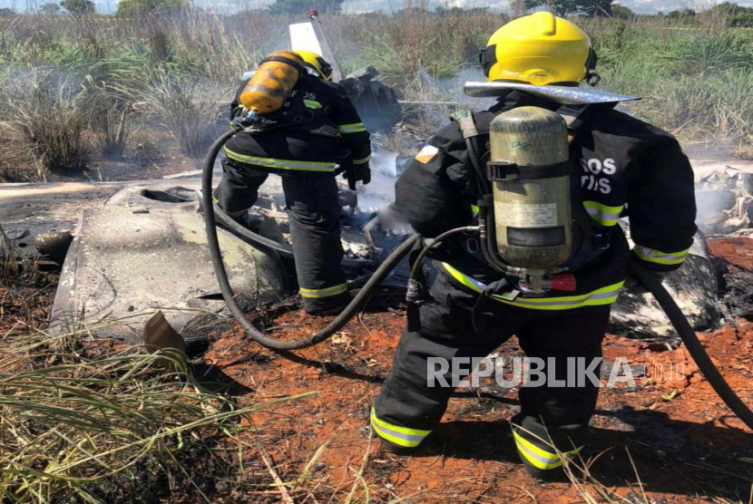  Sebuah foto selebaran yang disediakan oleh Tocantins State Firefighters menunjukkan anggota pemadam kebakaran yang bekerja di daerah di mana sebuah pesawat jatuh di dekat Palmas, negara bagian Tocantins, Brasil tengah, 24 Januari 2021.
