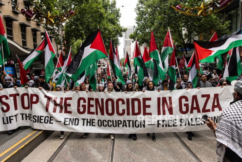 Demonstran pro-Palestina berbaris menuju Parlemen Victoria di Melbourne, Australia, 10 Desember 2023.