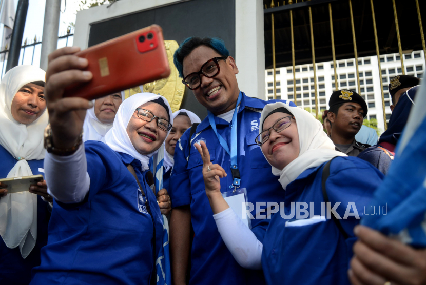 Pelawak Uya Kuya berfoto dengan para kader saat mengikuti penyerahan berkas pendaftaran bakal caleg PAN di Kantor KPU RI, Jakarta, Jumat (12/5/2023).