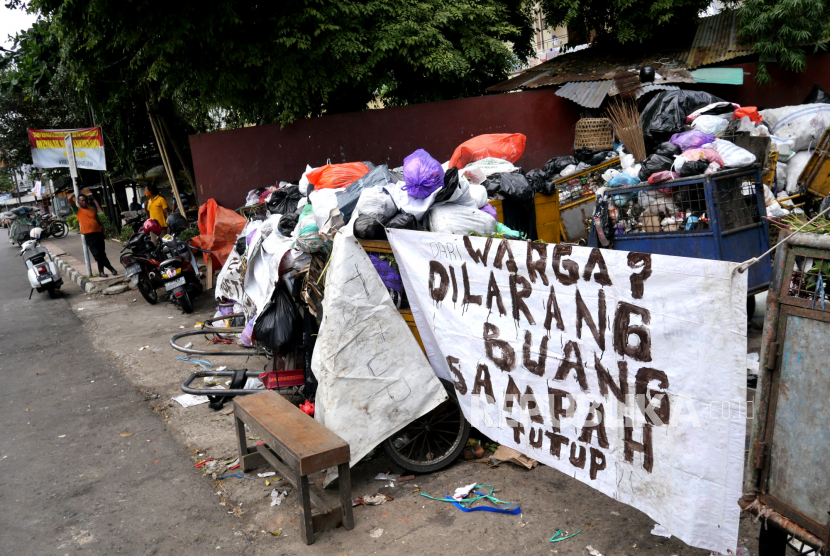 Spanduk penutupan depo dipajang di depan depo pembuangan sampah Gedong Tengen, Kota Yogyakarta, Senin (21/12). 