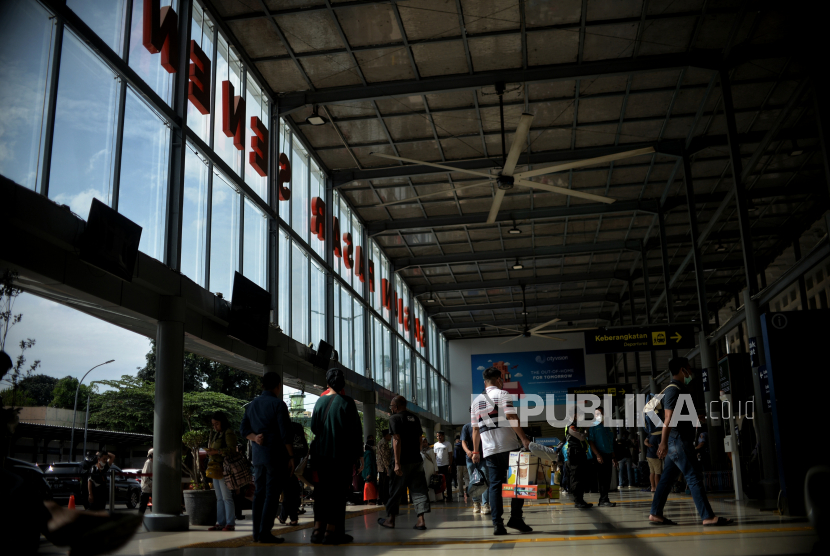 Penumpang tiba di Stasiun Kereta Api Pasar Senen, Jakarta Pusat, Senin (23/1/2023). Masyarakat mulai memburu tiket kereta api untuk musim mudik Lebaran 2023. PT Kereta Api Indonesia (Persero) atau KAI telah membuka tiket kereta lebaran pada H-45. 