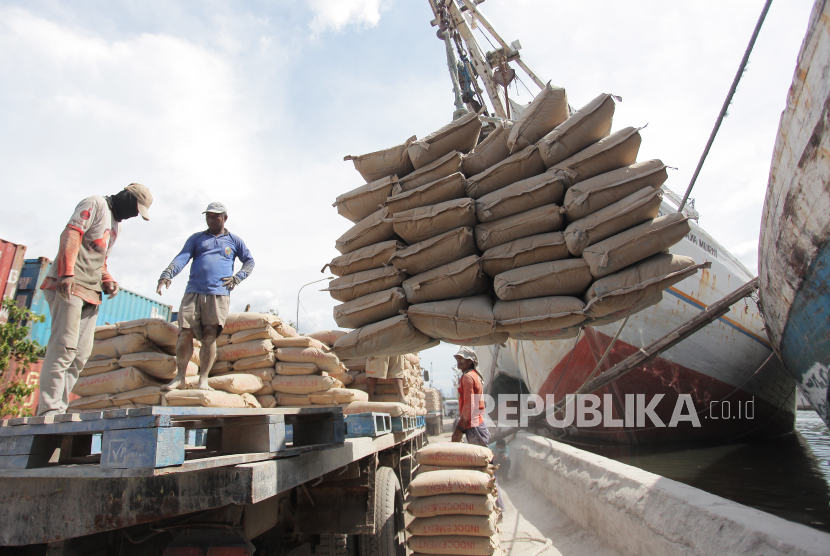 Pekerja membongkar muat semen di Pelabuhan Sunda Kelapa, Jakarta, Senin (29/11). Nilai ekspor maupun impor barang pada bulan November 2021 kembali mencatat rekor tertinggi sepanjang sejarah. 