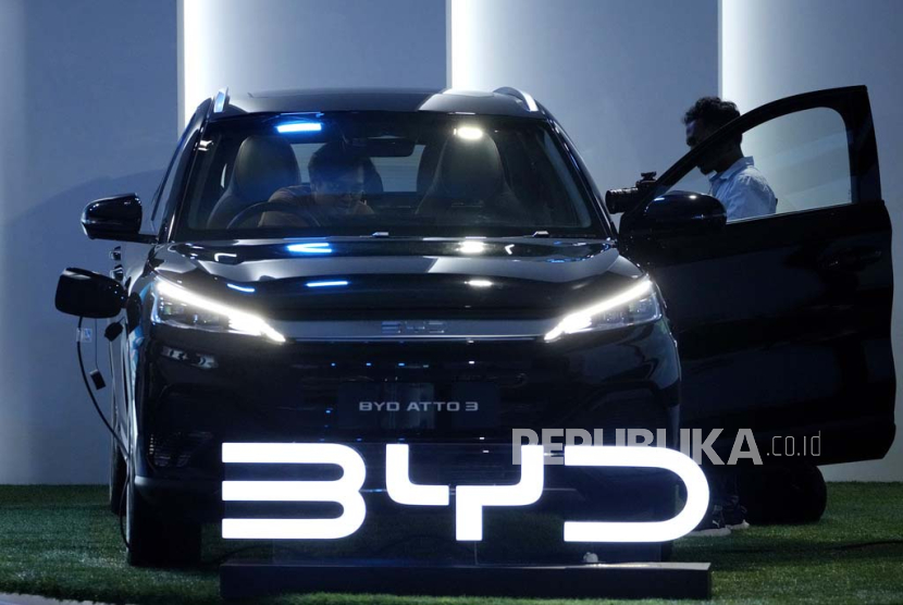 Mobil listrik buatan perusahaan China, BYD. Mobil listrik asal China kini menjadi sainhan berat perusahaan otomotif Eropa.